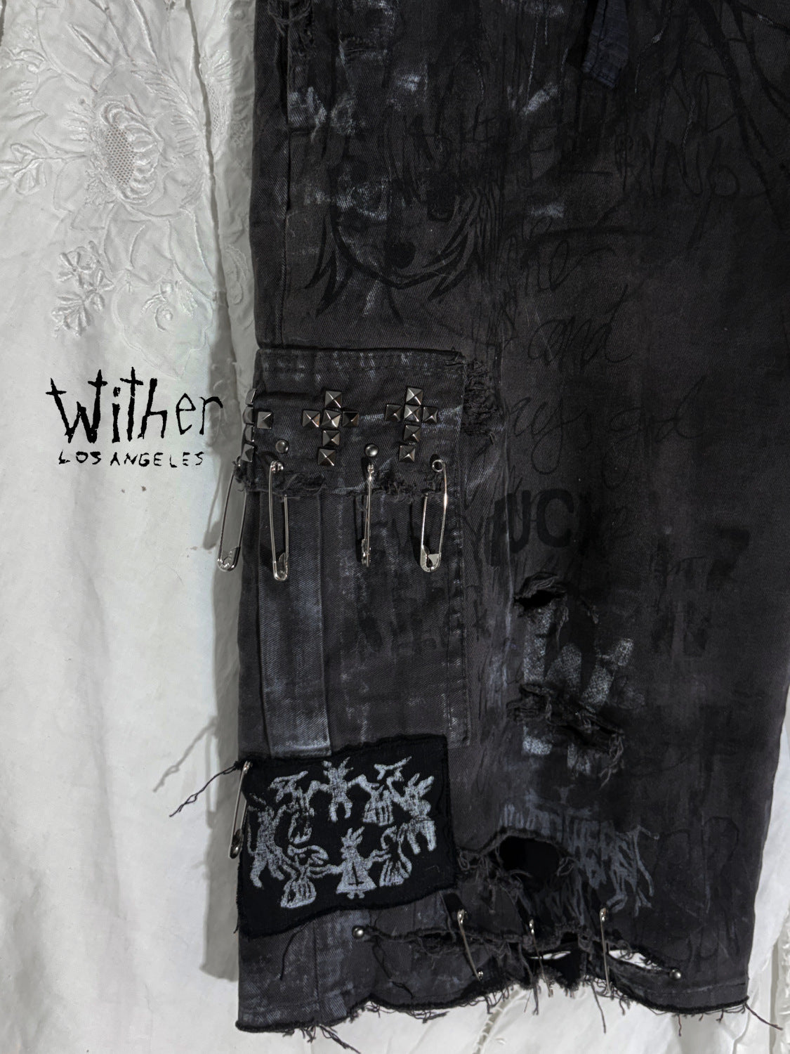 [Wither] Angel Crest Cargo Shorts (34")