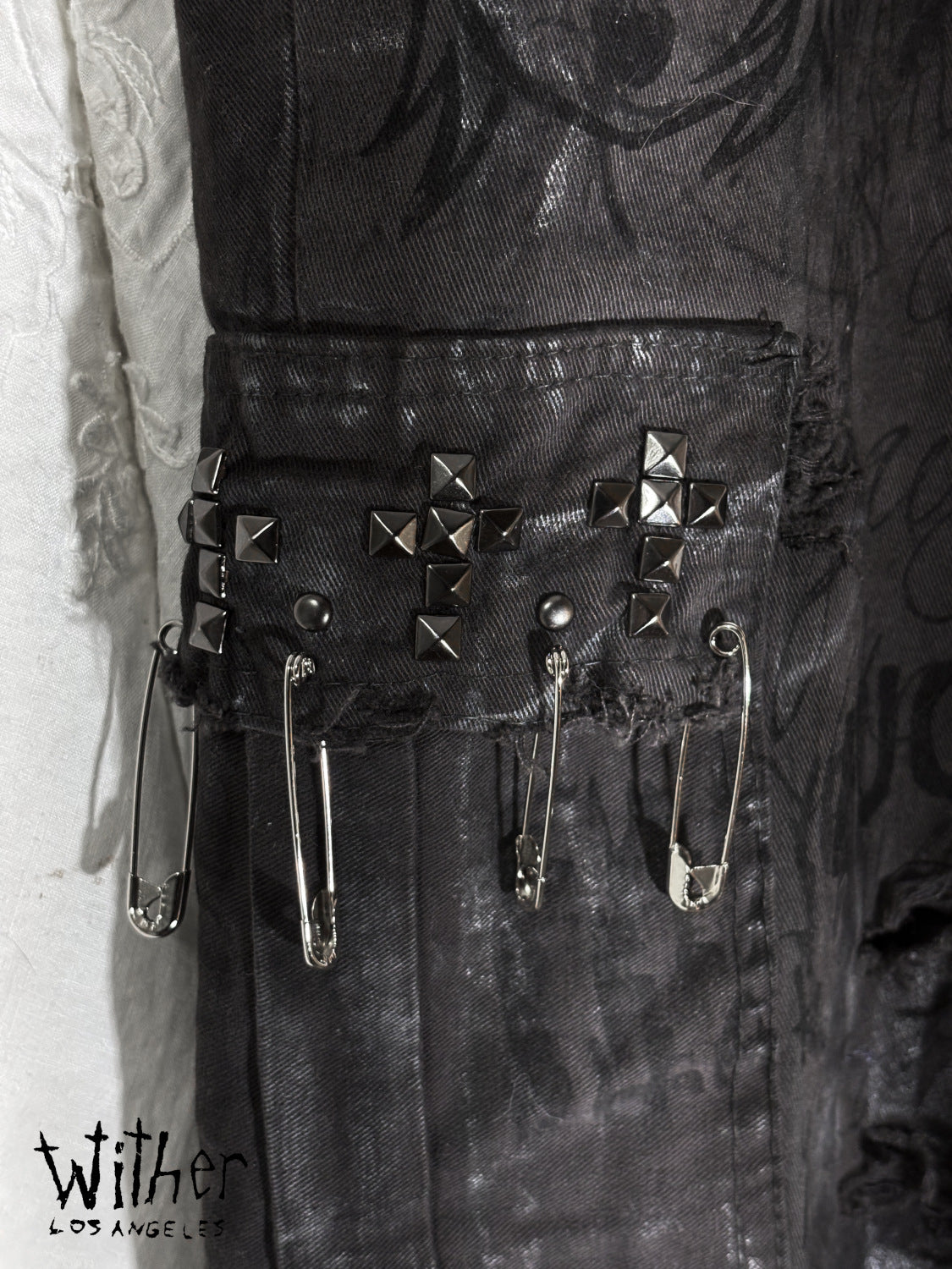 [Wither] Angel Crest Cargo Shorts (34")
